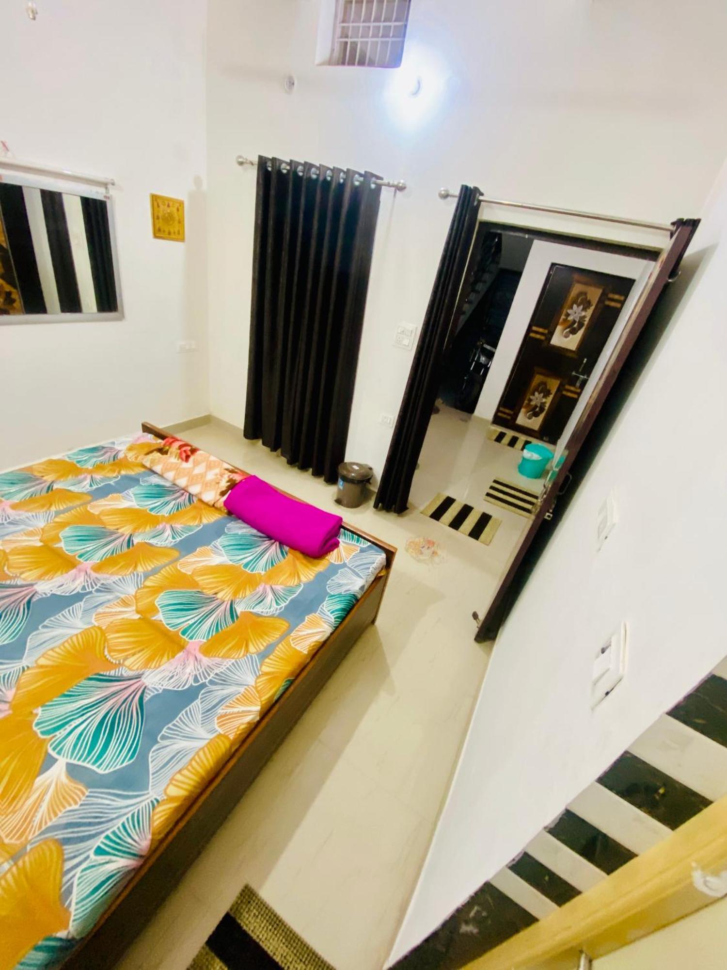 Nirupam Sadan Homestay Vrindāvan Εξωτερικό φωτογραφία
