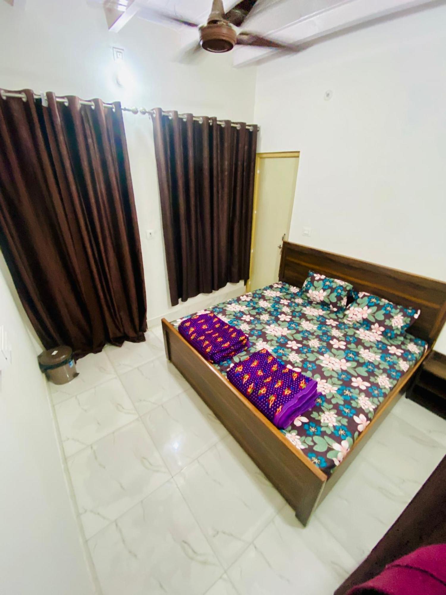 Nirupam Sadan Homestay Vrindāvan Εξωτερικό φωτογραφία